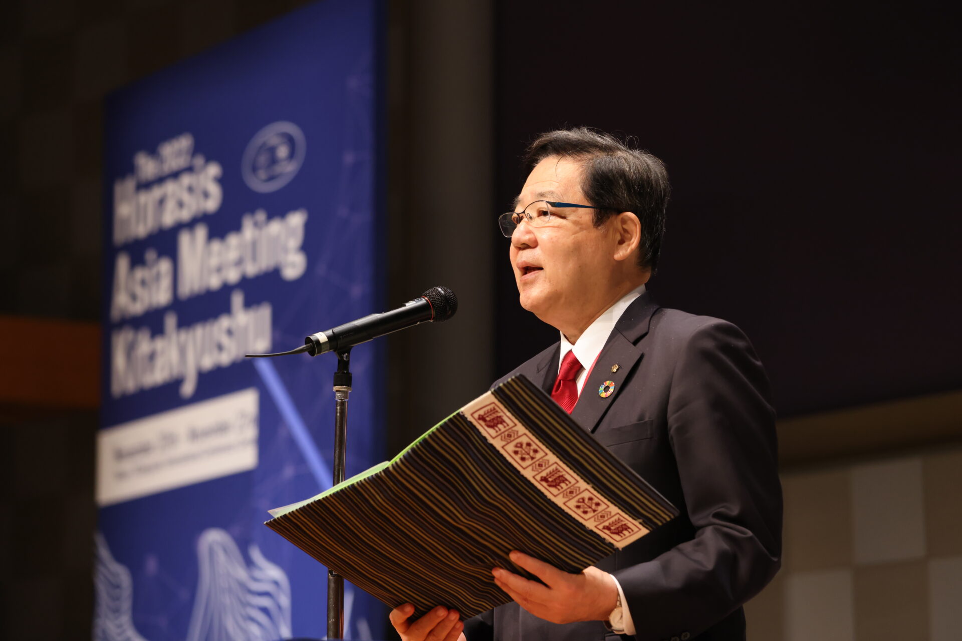 https://mail1.horasis.org/wp-content/uploads/2022/12/Kenji-Kitahashi-Mayor-of-Kitakyushu-Japan-welcoming-participants.jpg